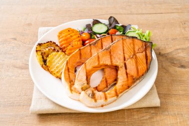 sebze ile ızgara somon biftek fileto