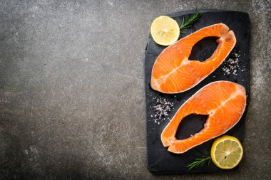 taze çiğ somon fileto biftek