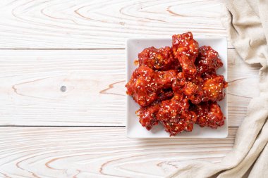 Baharatlı soslu kızarmış tavuk 