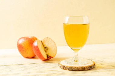 Kırmızı elma meyvesi ile elma suyu