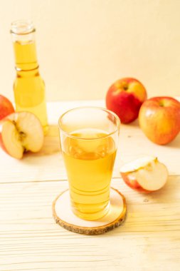 Kırmızı elma meyvesi ile elma suyu