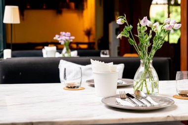 yemek masasında vazo güzel çiçek