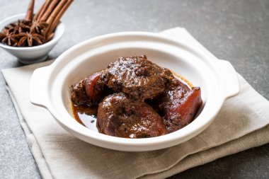 herb ile domuz eti güveç