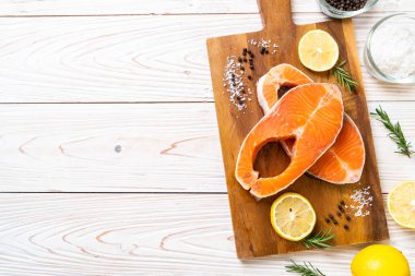 taze çiğ somon fileto biftek