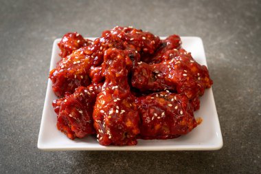 Baharatlı soslu kızarmış tavuk 