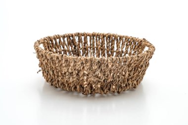 Beyaz arkaplanda hasır sepet