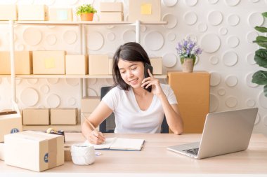 Genç Asyalı kadın kazmak ile çalışan küçük iş sahibi başlatmak