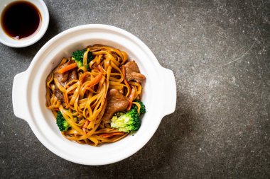 domuz ve sebze ile kızarmış erişte