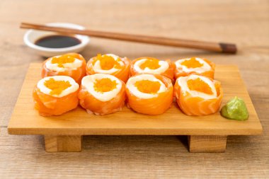 mayonez ve karides yumurta ile taze somon suşi rulo