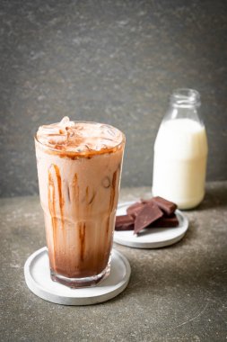Buzlu çikolata milkshake içecek