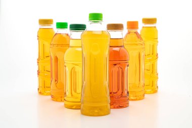 şişe buzlu çay ve yeşil çay beyaz arka plan üzerinde