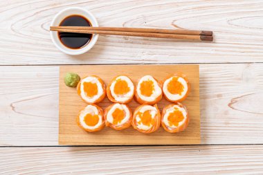 mayonez ve karides yumurta ile taze somon suşi rulo