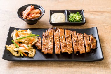 sebze ile dilimlenmiş domuz biftek ızgara 