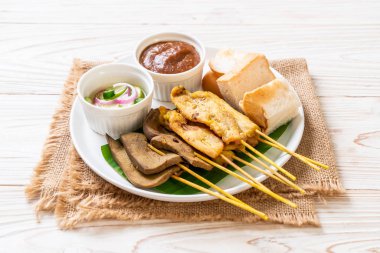 Fıstık sosu ve turşu ile domuz Satay cucumbe olan