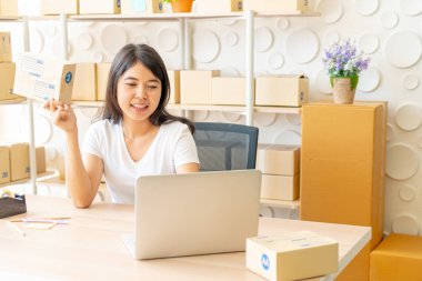 Laptop ve Pho internet kullanırken Asya kadın zevk kendini