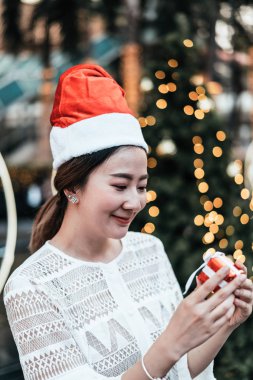 hediye ile gülümseyen güzel genç Asyalı kadın portresi