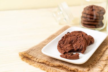 çikolata parçaları ile çikolatalı kurabiye 