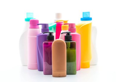 Beyaz arka plan üzerinde şampuan veya saç kremi şişe