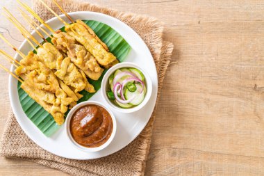 Domuz Satay-ızgara domuz fıstığı sosu veya tatlı ile servis ve 