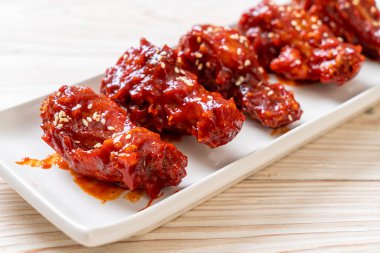 Baharatlı soslu kızarmış tavuk 