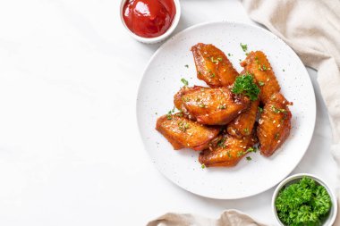 Barbekü tavuk kanatları beyaz susam ile