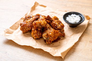 Soslu kızarmış tavuk.