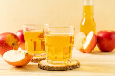 Kırmızı elma meyvesi ile elma suyu