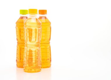 şişe buzlu çay ve yeşil çay beyaz arka plan üzerinde