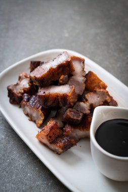 Fried çizgili domuz eti veya gevrek domuz eti veya derin kızarmış domuz eti