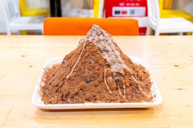 çikolata tozu ve şekerli yoğunlaştırılmış süt ile buz tıraş