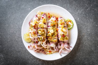 Baharatlı Chili ve limon sosu ile buharda squids