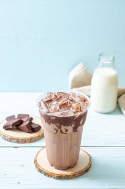 Buzlu çikolata milkshake içecek