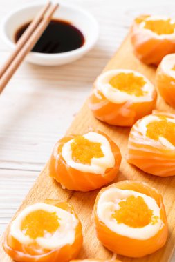 mayonez ve karides yumurta ile taze somon suşi rulo