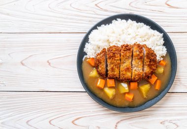 Çıtır çıtır kızarmış domuz pirzola köri ve pilav ile 