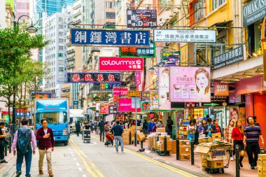 Hong Kong - 21 Şubat 2019: İnsanlar arasında Hennessy Road, Ca