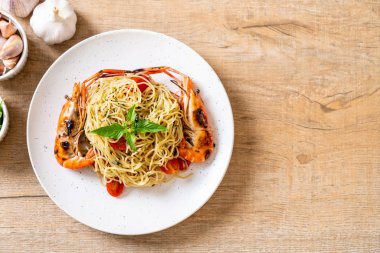 ızgara karides ve domates ile tavada kızartılmış spagetti