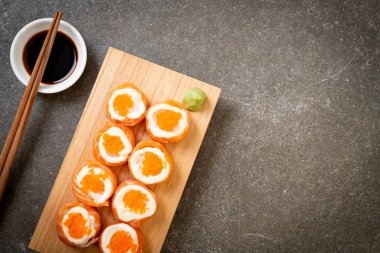 mayonez ve karides yumurta ile taze somon suşi rulo