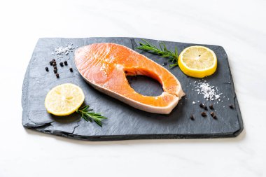 taze çiğ somon fileto biftek