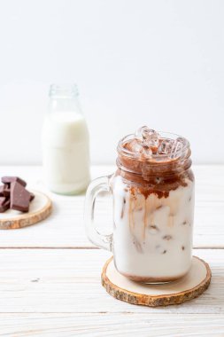 Buzlu çikolata milkshake içecek