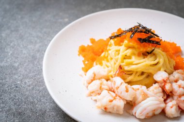 karidesler ve karides yumurtası ile spagetti kremsi