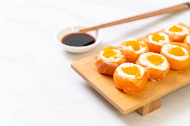 mayonez ve karides yumurta ile taze somon suşi rulo