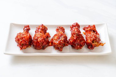 Baharatlı soslu kızarmış tavuk 