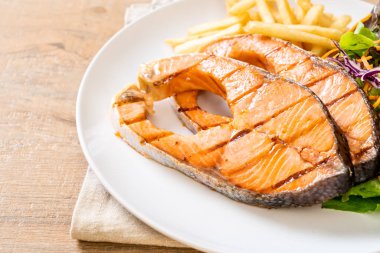 patates kızartması ile ızgara somon biftek fileto