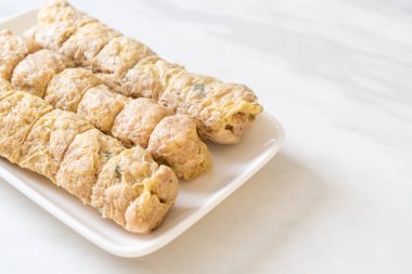 Buharda yengeç et rulo