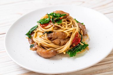 tavuk ve fesleğen ile karıştırın-kızarmış spagetti