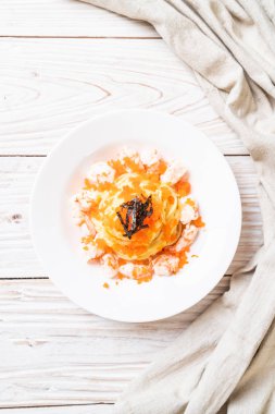 karidesler ve karides yumurtası ile spagetti kremsi