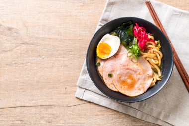 Baharatlı miso udon ramen noodle domuz eti ile