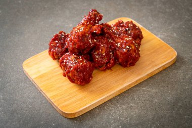 Baharatlı soslu kızarmış tavuk 