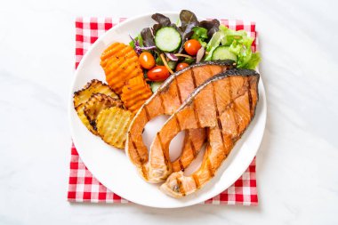 sebze ile ızgara somon biftek fileto