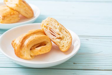 Ev yapımı jambon peyniri kruvasanı